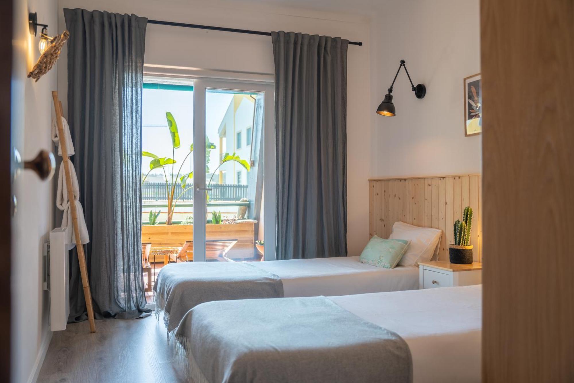 Surf Guesthouse - 7Min Walk To The Beach Pataias Exterior photo